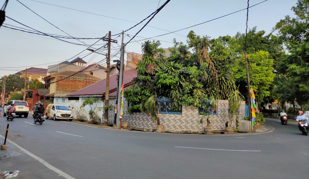 25. Jalan depan Rumah